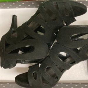 Kelly & Katie Black KK Dita 6/5 Sandals